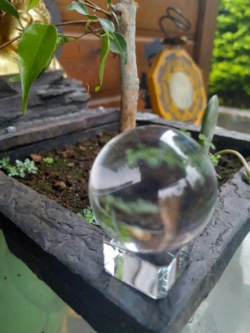 Boule en cristal et support